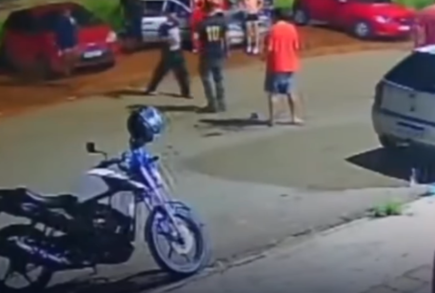 jovem-de-20-anos-e-morto-com-golpe-de-faca-no-pescoco-em-frente-a-bar-em-goiania jovem-de-20-anos-e-morto-com-golpe-de-faca-no-pescoco-em-frente-a-bar-em-goiania