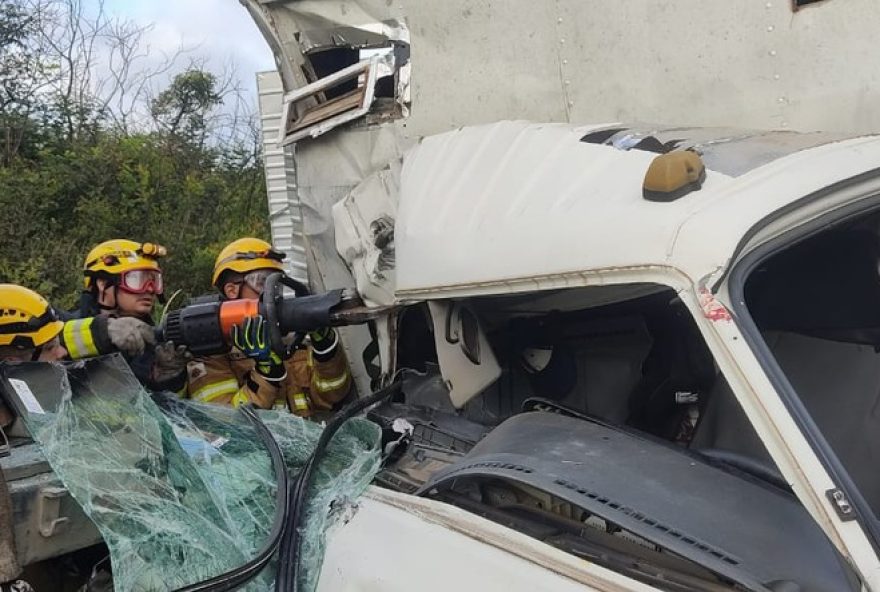 jovem-de-20-anos-morre-em-acidente-entre-carreta-e-caminhao-na-br-2513A-veja-detalhes