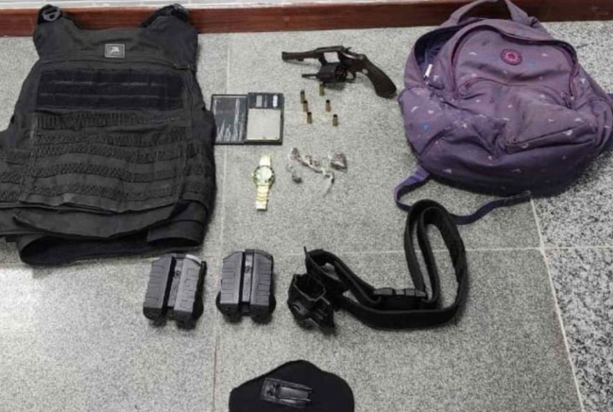 jovem-de-20-anos-morre-em-confronto-com-policiais-em-feira-de-santana3A-arma-e-drogas-apreendidas