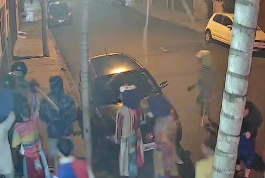 jovem-e-agredido-a-pauladas-por-grupo-fantasiado-antes-de-morrer-em-ribeirao-preto3A-video-mostra-atrocidade