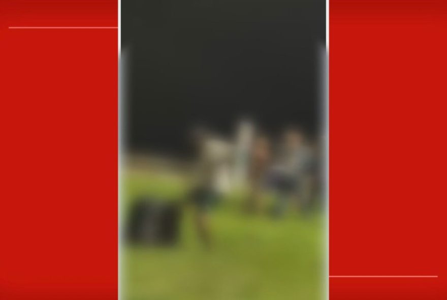 jovem-e-agredido-e-esfaqueado-por-grupo-no-itapoa2C-no-df3A-veja-o-video-do-ataque jovem-e-agredido-e-esfaqueado-por-grupo-no-itapoa2C-no-df3A-veja-o-video-do-ataque