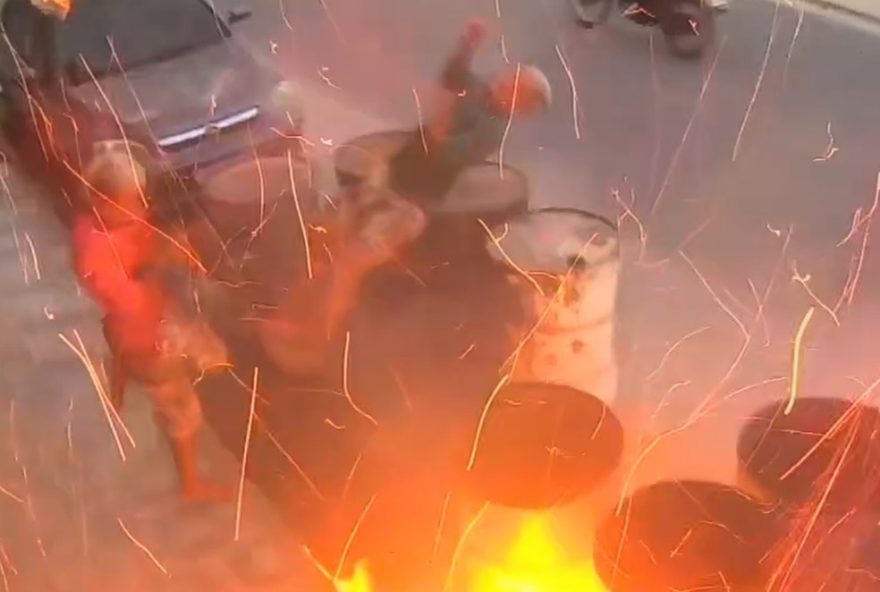 jovem-e-arremessado-por-explosao-apos-brincar-com-isqueiro-em-tonel3B-video jovem-e-arremessado-por-explosao-apos-brincar-com-isqueiro-em-tonel3B-video