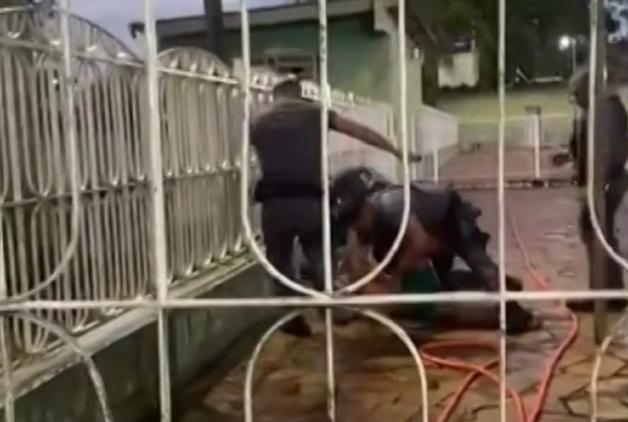 jovem-e-brutalmente-agredido-por-policiais-em-boa-esperanca-do-sul3A-video-chocante-gera-revolta-e-debate-sobre-atuacao-policial jovem-e-brutalmente-agredido-por-policiais-em-boa-esperanca-do-sul3A-video-chocante-gera-revolta-e-debate-sobre-atuacao-policial