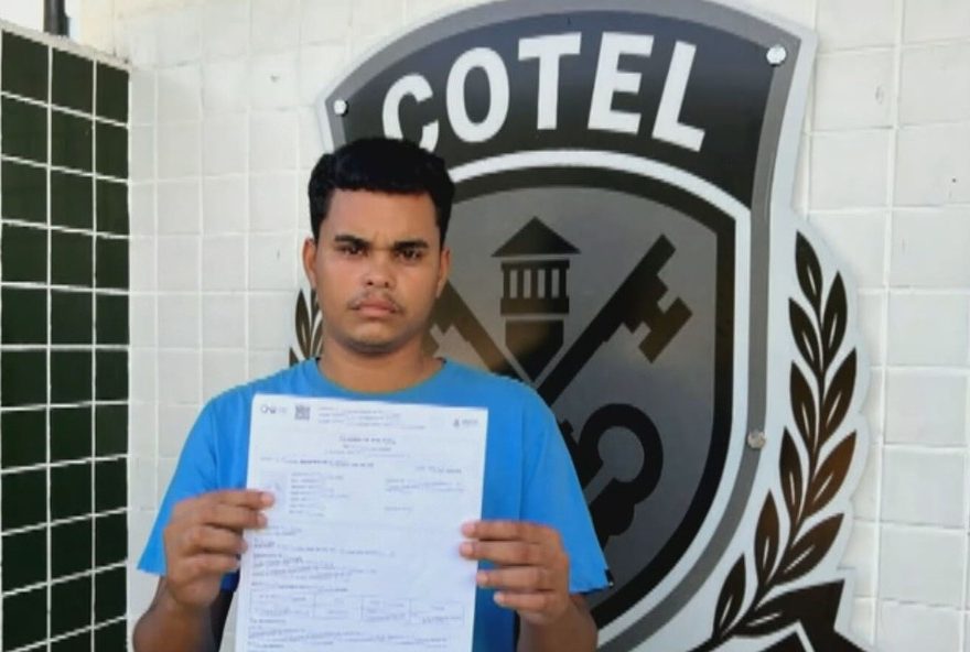jovem-e-libertado-apos-10-meses-preso-por-engano2C-por-ter-mesmo-nome-de-acusado-de-homicidio3B-video