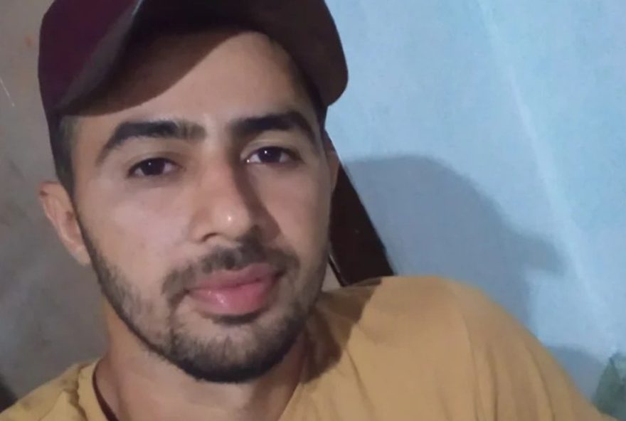 jovem-e-morto-a-facadas-pelo-ex-da-namorada-enquanto-dormia-interior-do-ma jovem-e-morto-a-facadas-pelo-ex-da-namorada-enquanto-dormia-interior-do-ma