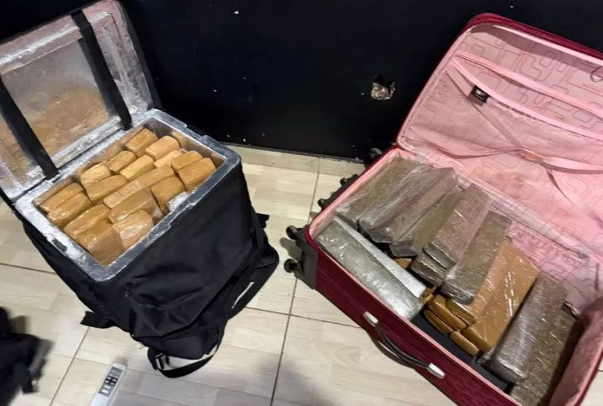 jovem-e-preso-com-52-tijolos-de-maconha-em-22casa-bomba22-em-bauru3A-policia-apreende-ainda-mais-de-r243-mil-em-dinheiro