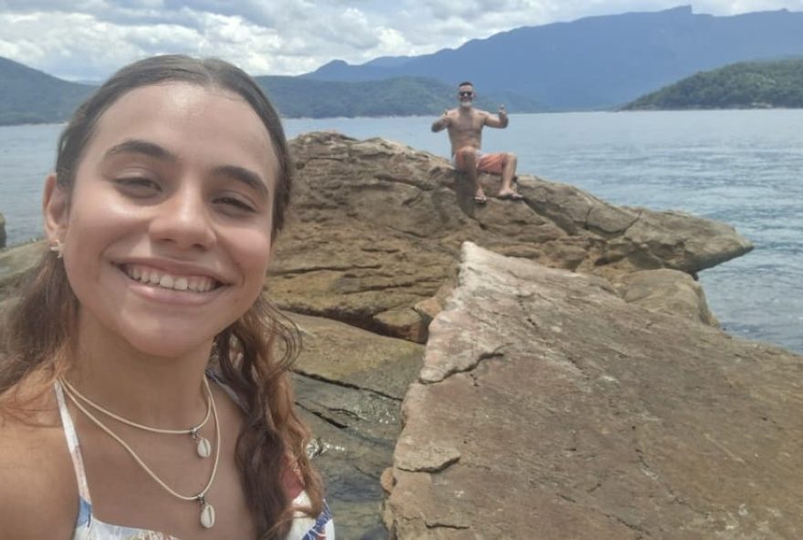 jovem-emociona-ao-recuperar-camera-perdida-em-trilha-de-ubatuba-e-encontra-prova-de-gentileza-historia-inspiradora-de-solidariedade jovem-emociona-ao-recuperar-camera-perdida-em-trilha-de-ubatuba-e-encontra-prova-de-gentileza-historia-inspiradora-de-solidariedade