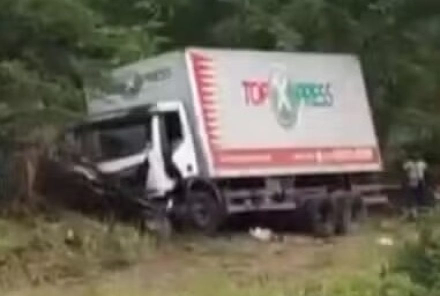 jovem-morre-ao-tentar-saquear-carga-tombada-na-br-116-em-santa-teresinha jovem-morre-ao-tentar-saquear-carga-tombada-na-br-116-em-santa-teresinha