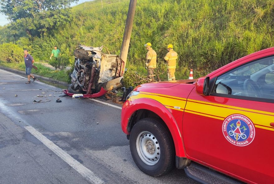 jovem-morre-em-acidente-fatal-na-br-381-ao-colidir-em-poste-e-o-carro-pegar-fogo jovem-morre-em-acidente-fatal-na-br-381-ao-colidir-em-poste-e-o-carro-pegar-fogo