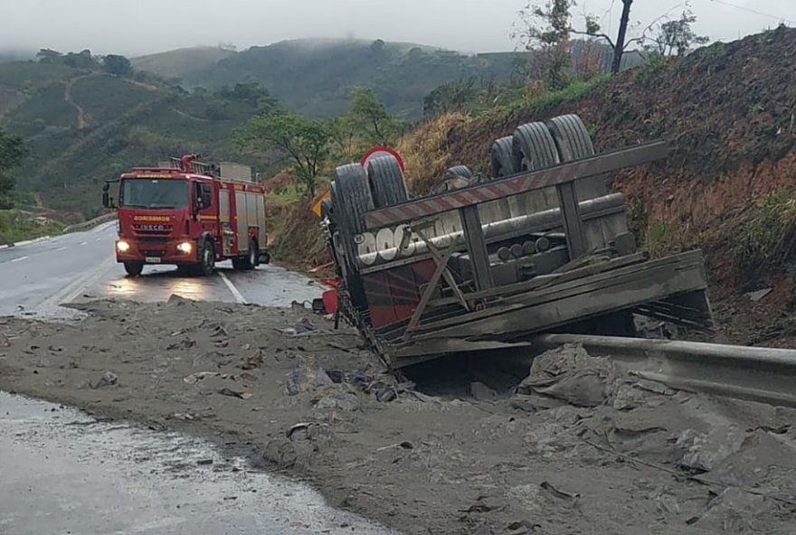 jovem-morre-em-acidente-na-br-1463A-caminhao-tomba-com-carga-de-cimento