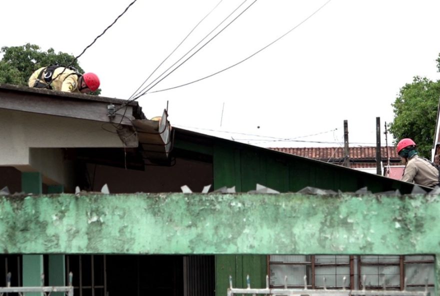 jovem-perseguido-por-atiradores-e-morto-no-telhado-de-casa-em-sarandi2C-pr jovem-perseguido-por-atiradores-e-morto-no-telhado-de-casa-em-sarandi2C-pr