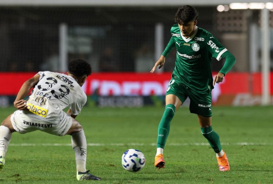 jovem-promessa-larson-brilha-em-estreia-no-palmeiras3A-destaque-e-gol-em-campo.-potencial-do-meio-campista-chama-atencao-de-torcedores-e-tecnico jovem-promessa-larson-brilha-em-estreia-no-palmeiras3A-destaque-e-gol-em-campo.-potencial-do-meio-campista-chama-atencao-de-torcedores-e-tecnico