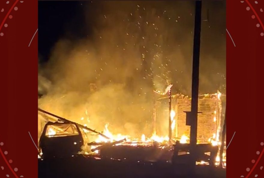 jovem-provoca-incendio-apos-agredir-familia-no-parana2C-diz-policia