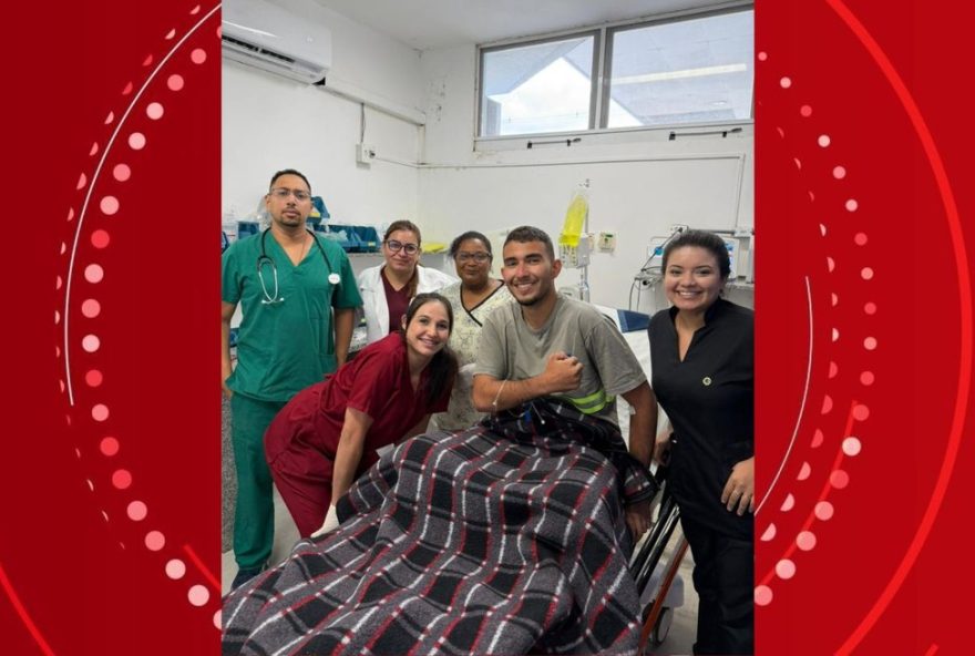 jovem-resgatado-apos-5-dias-desaparecido-no-pico-parana-posa-para-foto-no-hospital-em-antonina jovem-resgatado-apos-5-dias-desaparecido-no-pico-parana-posa-para-foto-no-hospital-em-antonina