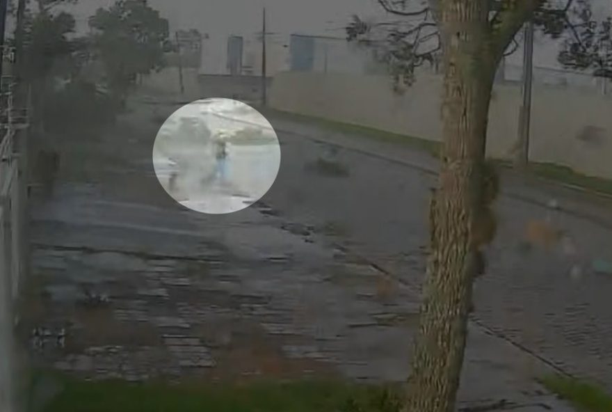 jovem-se-agarra-a-arvore-durante-tornado-no-parana3A-achei-que-ia-morrer jovem-se-agarra-a-arvore-durante-tornado-no-parana3A-achei-que-ia-morrer