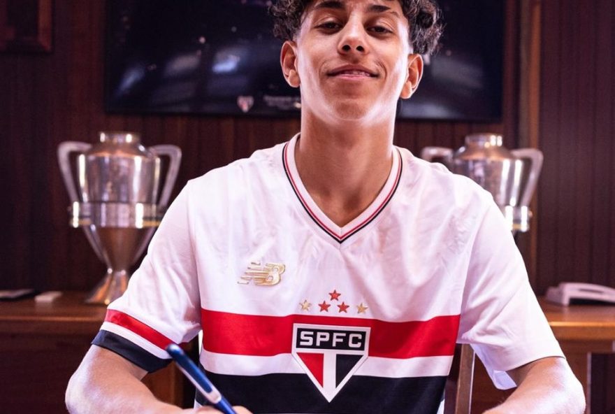 jovem-talento-do-sao-paulo-assina-contrato-milionario-com-multa-de-r24-370-milhoes