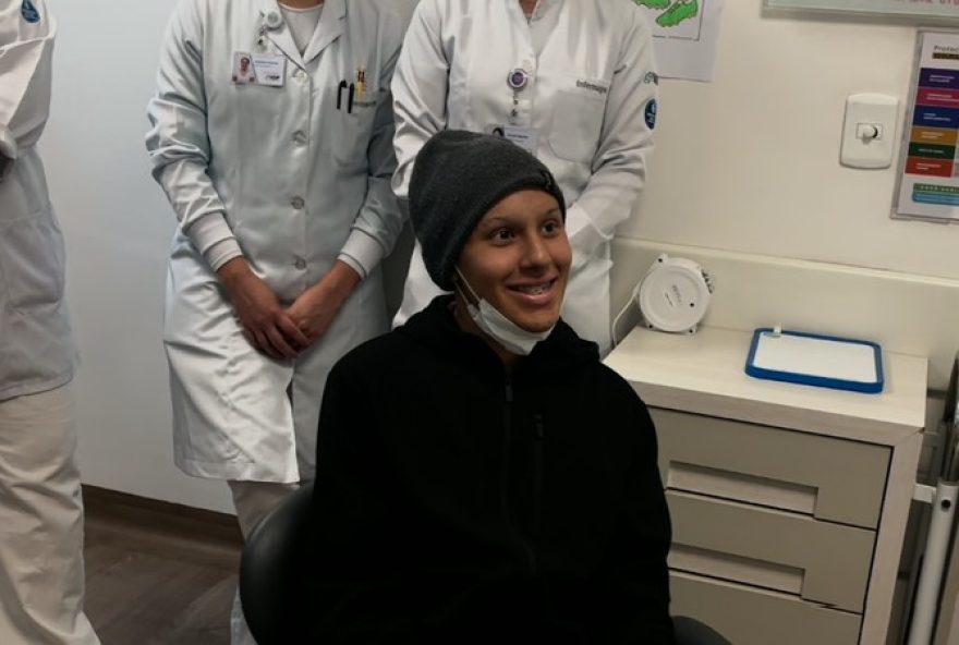 jovem-torcedor-do-coritiba-e-surpreendido-ao-encerrar-tratamento-de-quimioterapia
