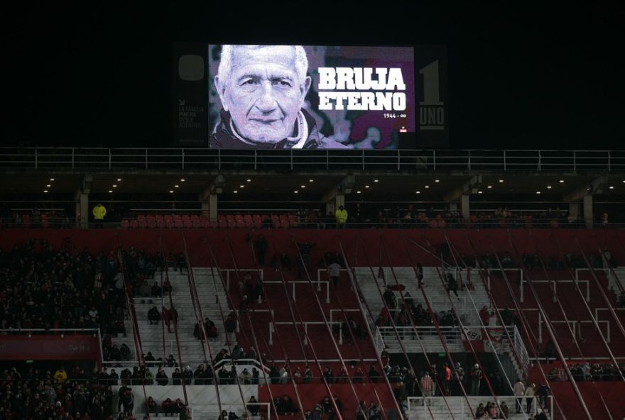 juan-ramon-veron3A-a-homenagem-emocionante-do-estudiantes-na-libertadores