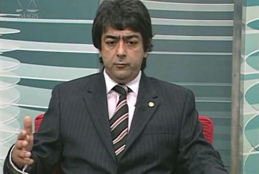 juiz-aposentado-e-preso-em-bh-por-agressao-contra-companheira-e-ameaca-a-filha-de-6-anos juiz-aposentado-e-preso-em-bh-por-agressao-contra-companheira-e-ameaca-a-filha-de-6-anos