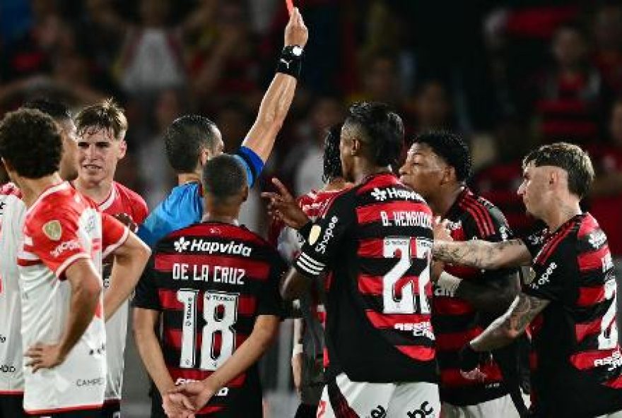 juiz-da-sobrevida-ao-estudiantes-contra-flamengo-e-relembra-amarilla
