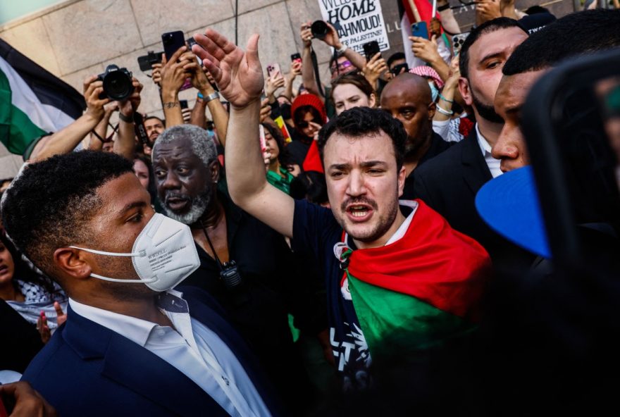 juiza-dos-eua-ordena-deportacao-do-lider-estudantil-pro-palestina-mahmoud-khalil