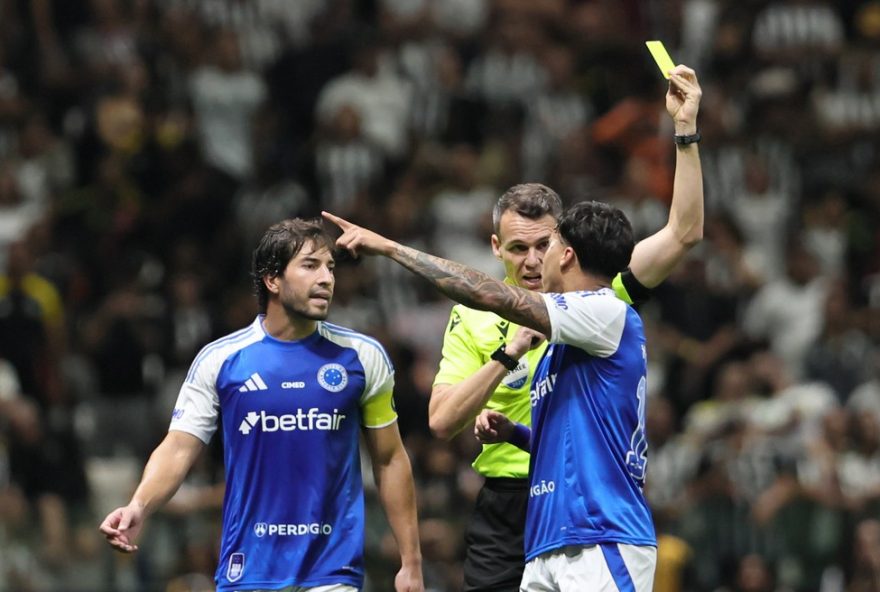 MG - BELO HORIZONTE - 15/10/2025 - BRASILEIRO A 2025, ATLETICO-MG X CRUZEIRO - Kaio Jorge jogador do Atletico-MG recebe cartao amarelo do arbitro Paulo Cesar Zanovelli durante partida contra o Cruzeiro no estadio Arena MRV pelo campeonato Brasileiro A 2025. Foto: Gilson Lobo/AGIF
