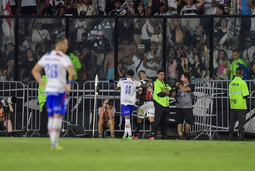 RJ - RIO DE JANEIRO - 17/05/2025 - BRASILEIRO A 2025, VASCO X FORTALEZA - Coutinho jogador do Vasco e Marinho Jogador do fortaleza recebem cartao vermelho do arbitro durante partida contra o Fortaleza no estadio Sao Januario pelo campeonato Brasileiro A 2025. Foto: Thiago Ribeiro/AGIF