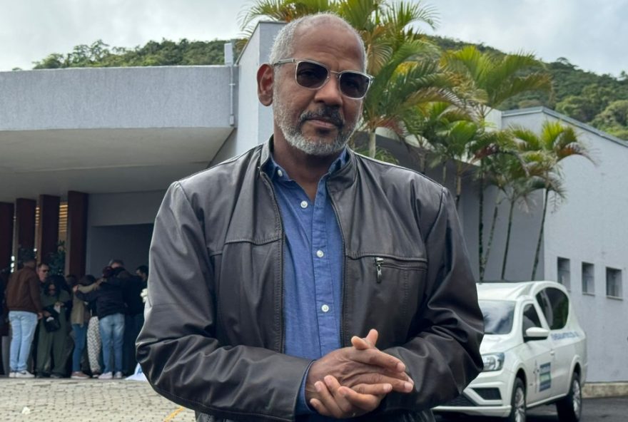 juliana-marins3A-corpo-e-enterrado-em-niteroi-apos-tragedia-na-indonesia