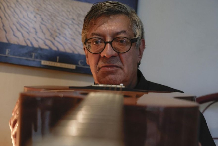 julio-reny2C-musico-do-rs2C-volta-aos-palcos-apos-agressao-com-trofeu julio-reny2C-musico-do-rs2C-volta-aos-palcos-apos-agressao-com-trofeu