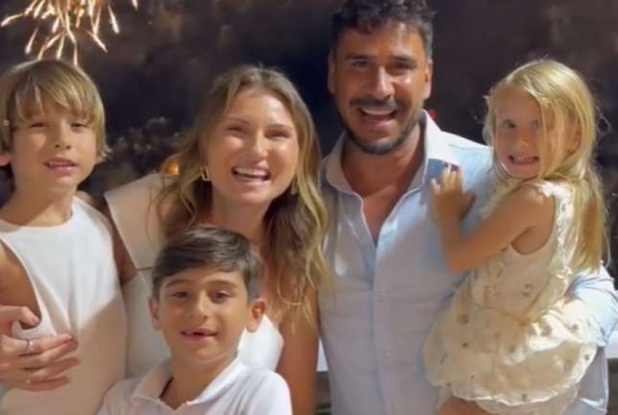 julio-rocha-e-karoline-kleine-compartilham-a-alegria-da-chegada-do-quarto-filho-em-emocionante-video0A0A julio-rocha-e-karoline-kleine-compartilham-a-alegria-da-chegada-do-quarto-filho-em-emocionante-video0A0A