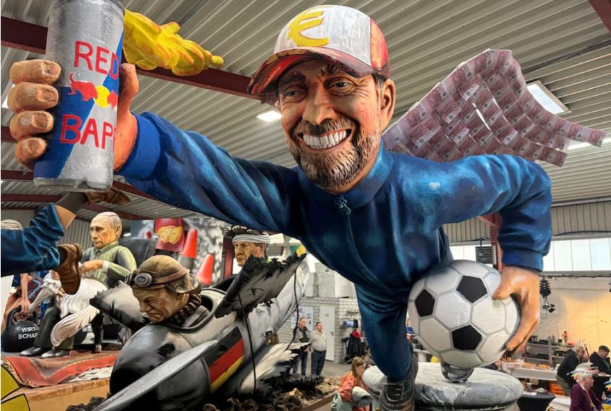 jurgen-klopp-e-ironizado-com-asas-de-dinheiro-em-carro-alegorico-do-carnaval-alemao