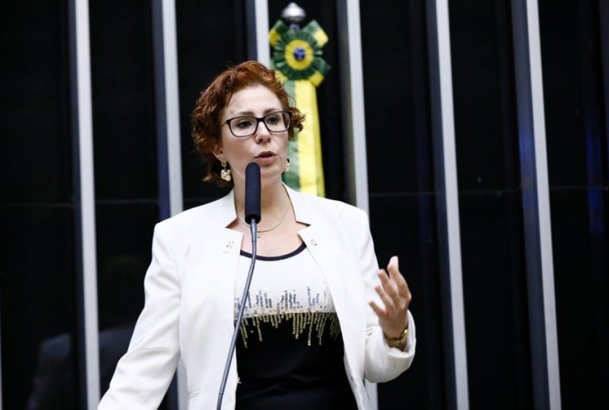 justica-da-italia-mantem-carla-zambelli-presa