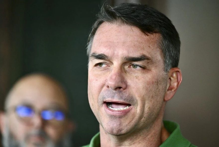 justica-mantem-post-de-flavio-bolsonaro-no-ar-que-liga-pt-a-traficantes