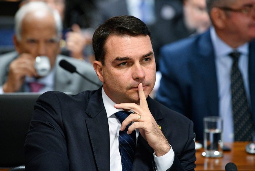 justica-suspende-decisao-que-obrigava-flavio-bolsonaro-a-apagar-publicacao-que-associava-pt-ao-trafico justica-suspende-decisao-que-obrigava-flavio-bolsonaro-a-apagar-publicacao-que-associava-pt-ao-trafico