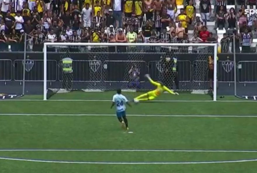 kaio-assis-defende-penalti-com-o-pe-e-atletico-mg-conquista-titulo-do-brasileirao-sub-17