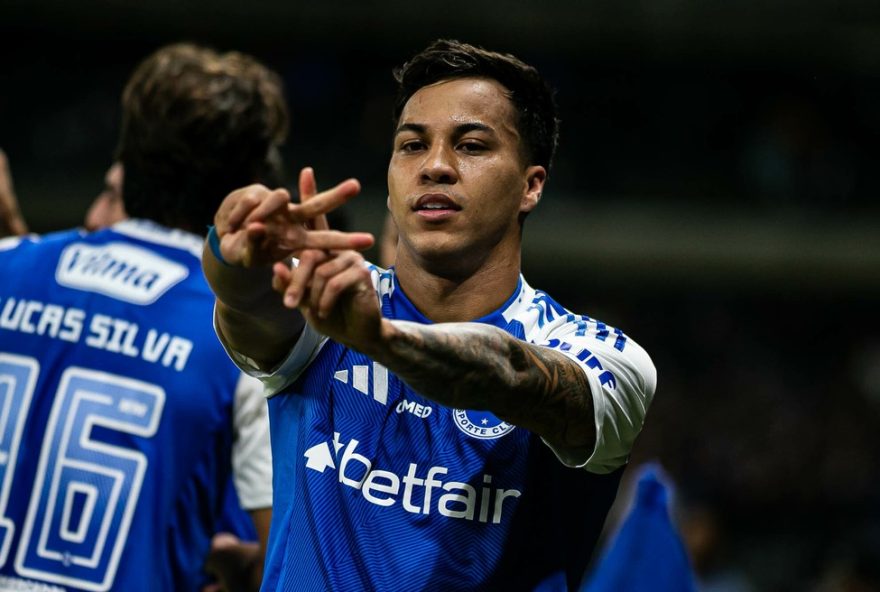 MG - BELO HORIZONTE - 13/07/2025 - BRASILEIRO A 2025, CRUZEIRO X GREMIO - Kaio Jorge jogador do Cruzeiro comemora seu gol durante partida contra o Gremio no estadio Mineirao pelo campeonato Brasileiro A 2025. Foto: Fernando Moreno/AGIF