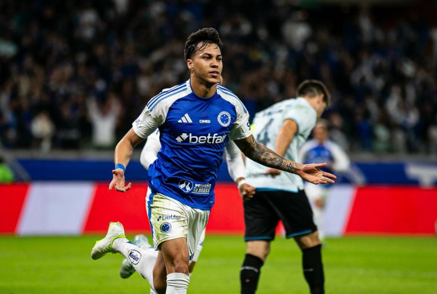 MG - BELO HORIZONTE - 13/07/2025 - BRASILEIRO A 2025, CRUZEIRO X GREMIO - Kaio Jorge jogador do Cruzeiro comemora seu gol durante partida contra o Gremio no estadio Mineirao pelo campeonato Brasileiro A 2025. Foto: Fernando Moreno/AGIF