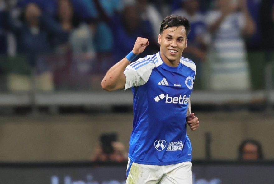 MG - BELO HORIZONTE - 13/07/2025 - BRASILEIRO A 2025, CRUZEIRO X GREMIO - Kaio Jorge jogador do Cruzeiro comemora seu gol durante partida contra o Gremio no estadio Mineirao pelo campeonato Brasileiro A 2025.  Foto: Gilson Lobo/AGIF