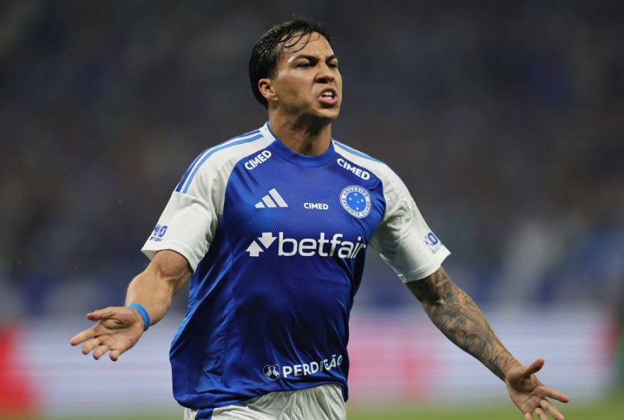 MG - BELO HORIZONTE - 23/11/2025 - BRASILEIRO A 2025, CRUZEIRO X CORINTHIANS -  jogador do Cruzeiro comemora seu gol durante partida contra o Corinthians no estadio Mineirao pelo campeonato Brasileiro A 2025. Foto: Gilson Lobo/AGIF