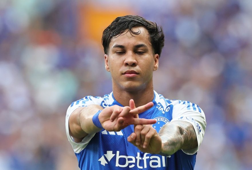 kaio-jorge2C-do-cruzeiro2C-recebe-trofeu-roberto-dinamite-como-artilheiro-do-brasileirao-2025 MG - BELO HORIZONTE - 01/11/2025 - BRASILEIRO A 2025, CRUZEIRO X VITORIA - jogador do Cruzeiro comemora seu gol durante partida contra o Vitoria no estadio Mineirao pelo campeonato Brasileiro A 2025. Foto: Gilson Lobo/AGIF