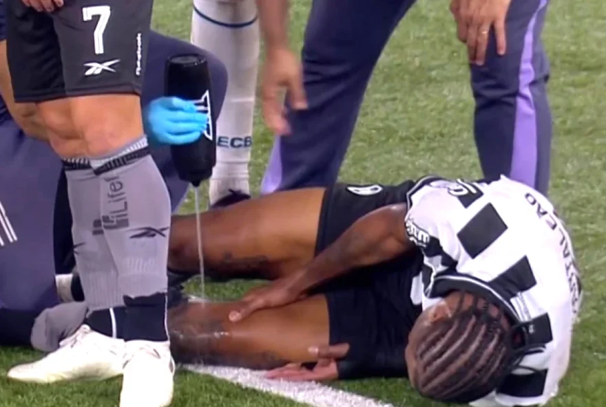 kaio-pantaleao-sofre-rompimento-de-ligamentos-e-passara-por-cirurgia-adiando-seu-retorno-ao-botafogo-para-2026
