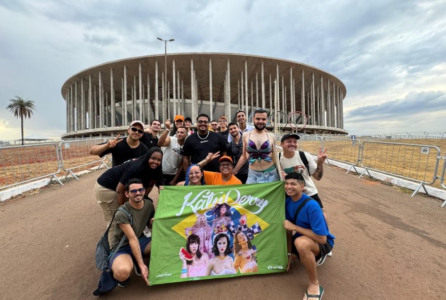 katy-perry-em-brasilia3A-fas-katycats-acampam-para-garantir-lugar-na-grade-no-show-da-cantora-no-mane-garrincha