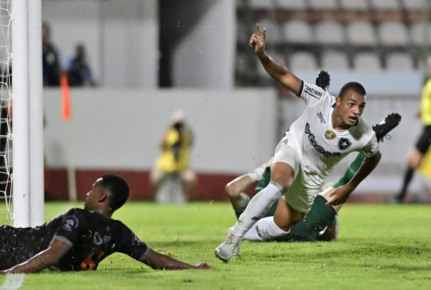 kayke-renova-contrato-com-botafogo-ate-2028-e-se-destaca-sob-comando-de-paiva.-atacante-tem-futuro-promissor-no-alvinegro