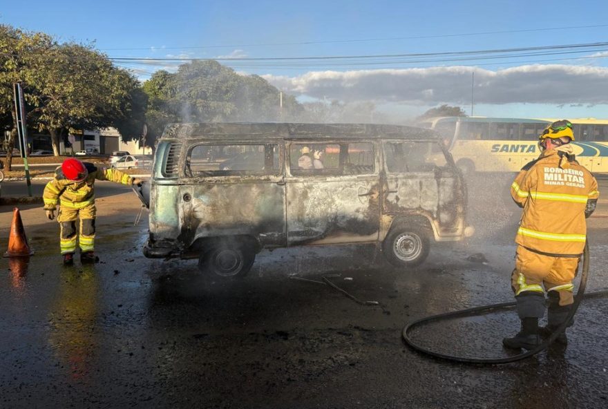 kombi-incendiada-apos-abastecer3A-importancia-da-manutencao-preventiva-e-seguranca-em-posto-de-combustiveis