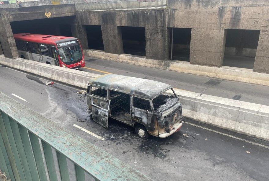 kombi-pega-fogo-em-juiz-de-fora3A-transito-interditado-e-motorista-escapa-ileso