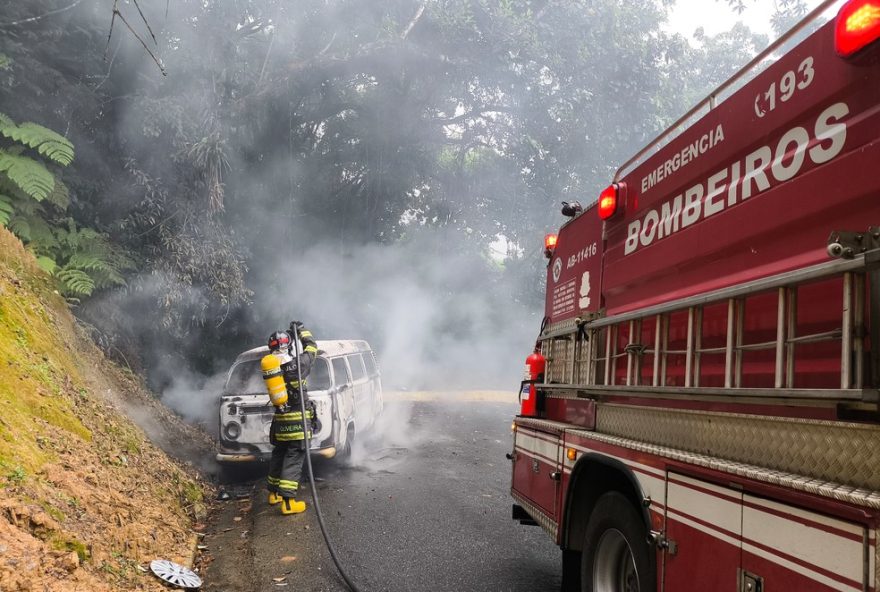 kombi-pega-fogo-na-rodovia-oswaldo-cruz-em-ubatuba3A-veja-detalhes-e-acao-dos-bombeiros