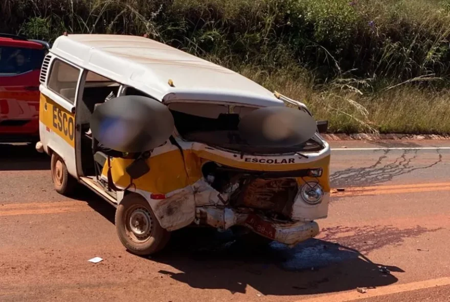 Veículo ficou parcialmente destruído (Foto: Reprodução)