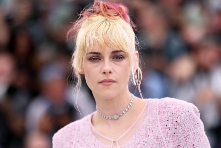 kristen-stewart-estreia-na-direcao-em-cannes-com-22the-chronology-of-water22-orgulho-de-mae-no-cinema