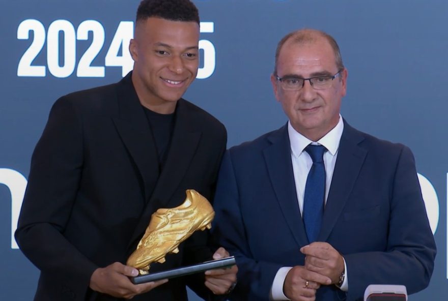 kylian-mbappe-recebe-chuteira-de-ouro-apos-superar-gyokeres3B-entenda-o-peso-dos-gols-no-futebol-europeu