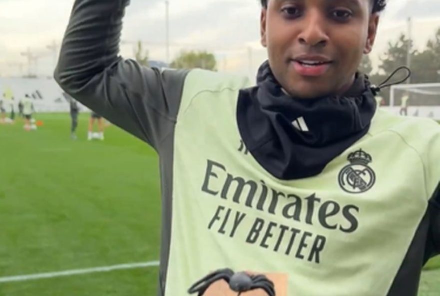 kylian-mbappe-recebe-chuteira-de-ouro-em-pegadinha-no-real-madrid